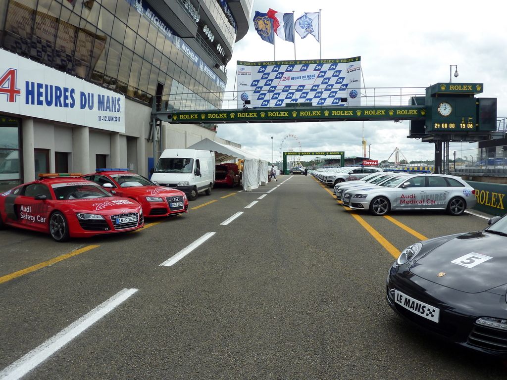 In this picture I can see there are cars and there is a building here on the right side and there...