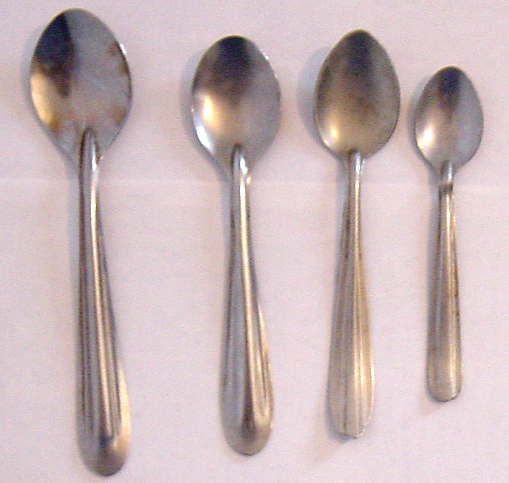 In this image there are four spoons and they are assembled by their sizes.