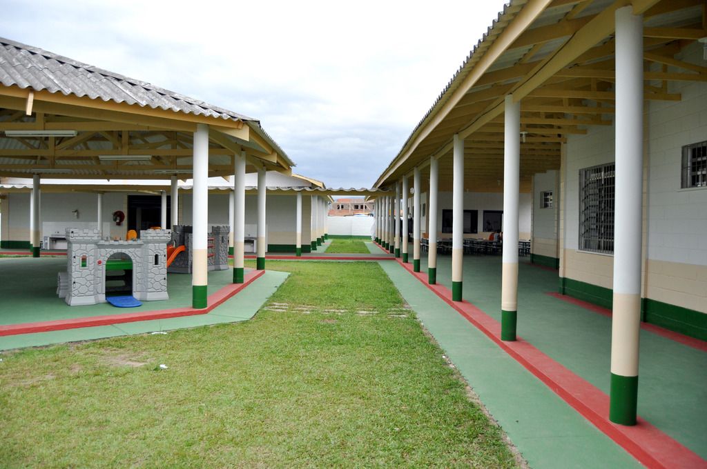 In the image there are shelters and under the shelters there are pillars and rooms, around the...