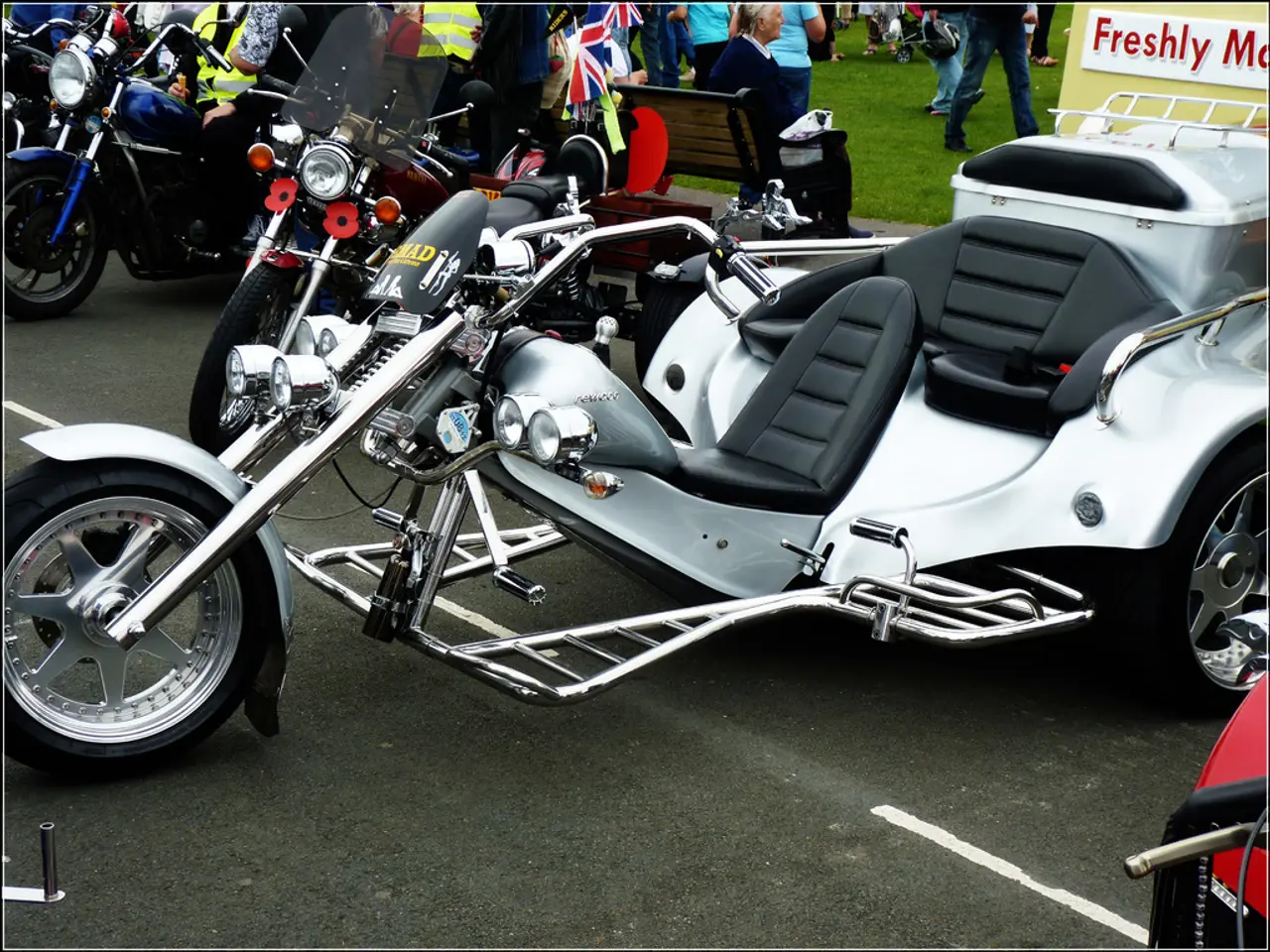 Cyclist takes off following road collision in Bocholt