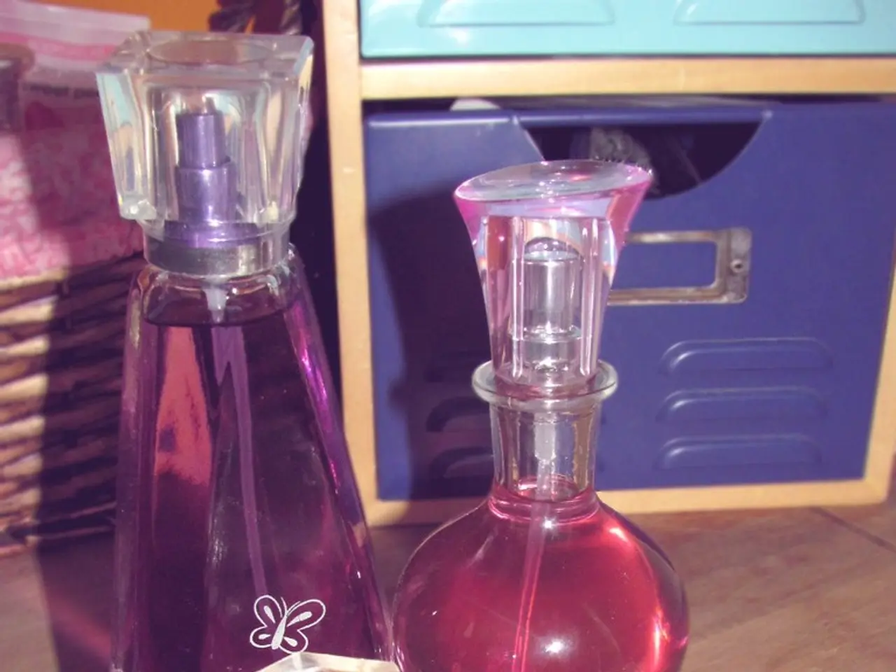 Perfume thief apprehended for stealing assortment of cosmetics - detainment