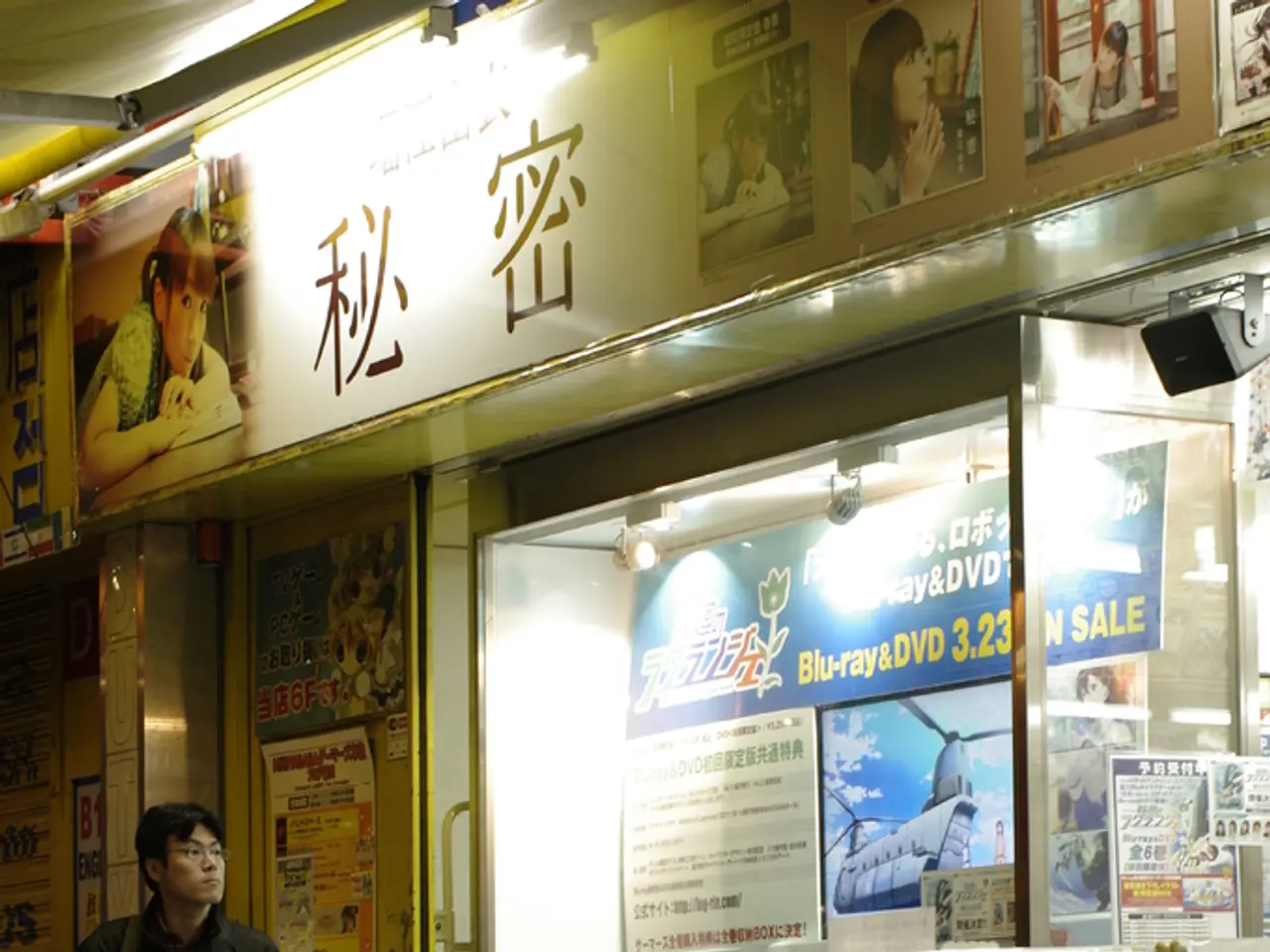 Suspect apprehended for allegedly committing mobile phone theft, according to police reports.