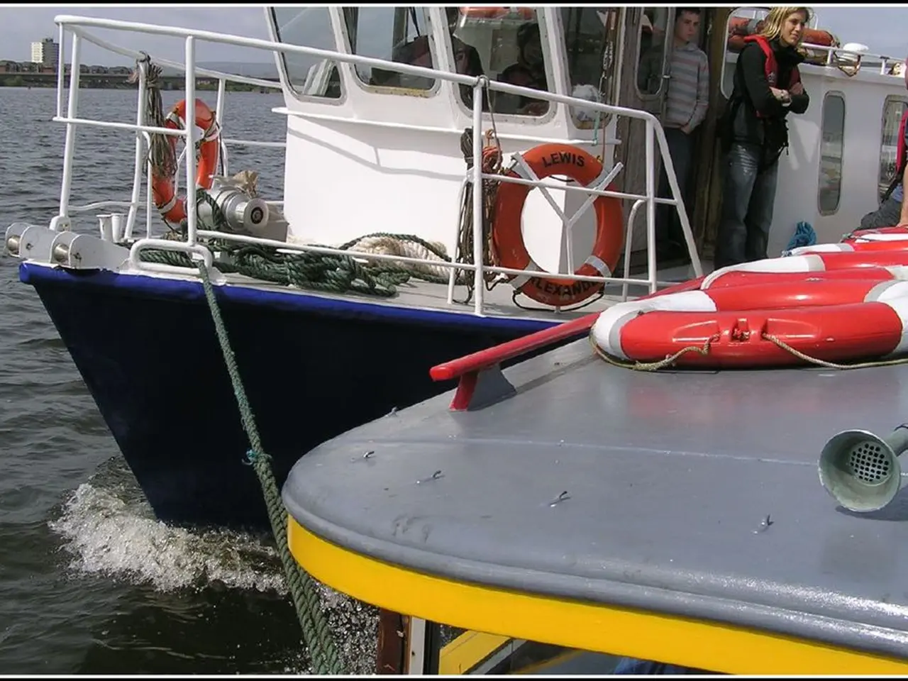 Regensburg's Landkreis acquires a versatile watercraft for the Wörth Fire Department's use.