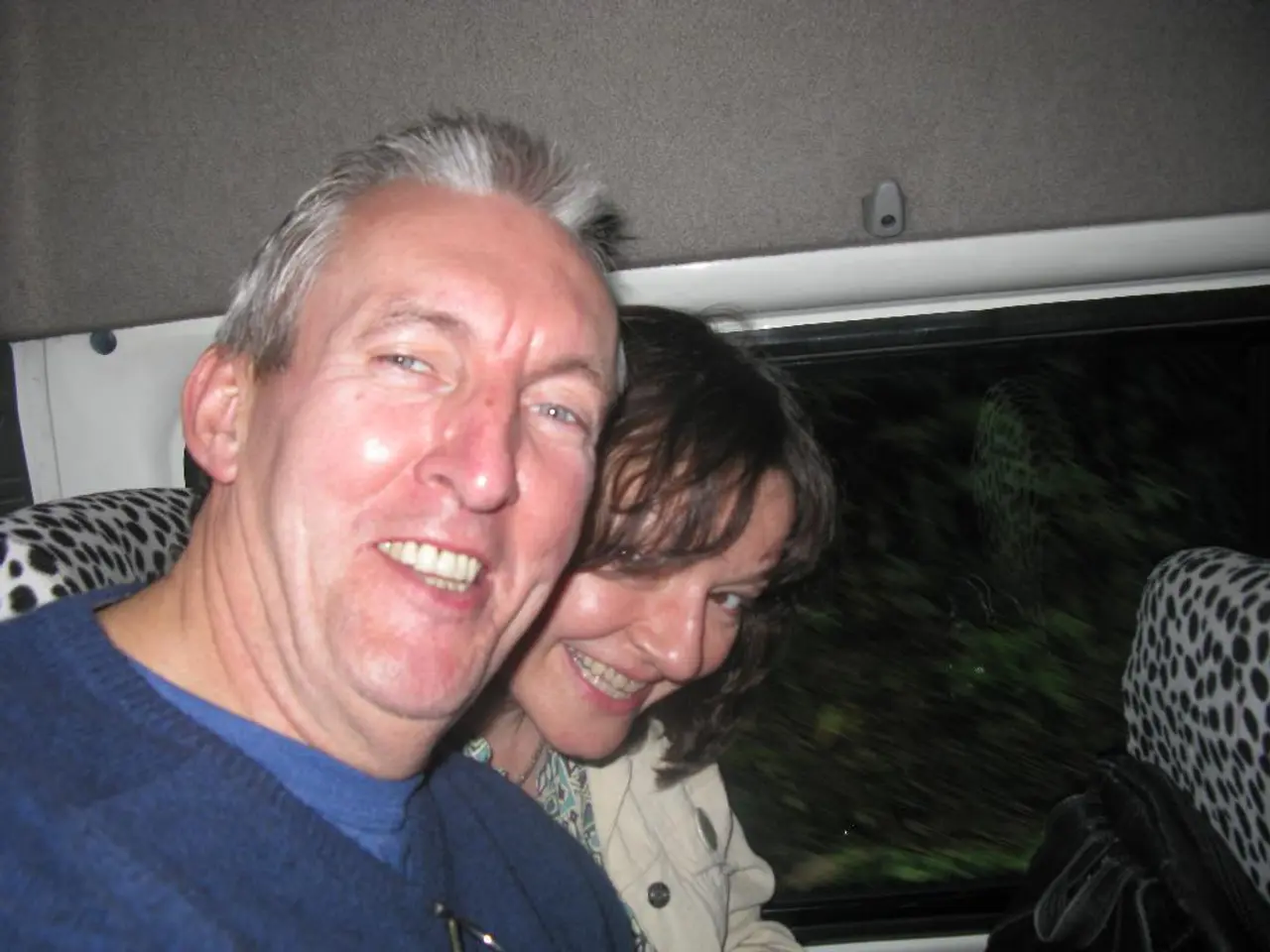 Suspected arsonists escape following a blazing vehicle incident in Worringen