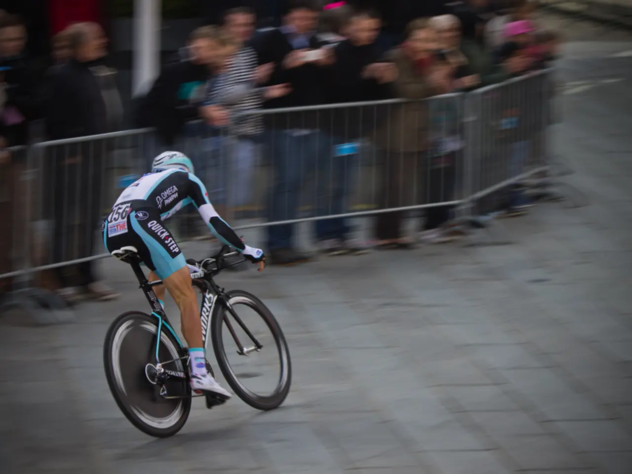 In the first stage of the Vuelta, Ayuso outsmarted Romo to secure victory, while Vingegaard...