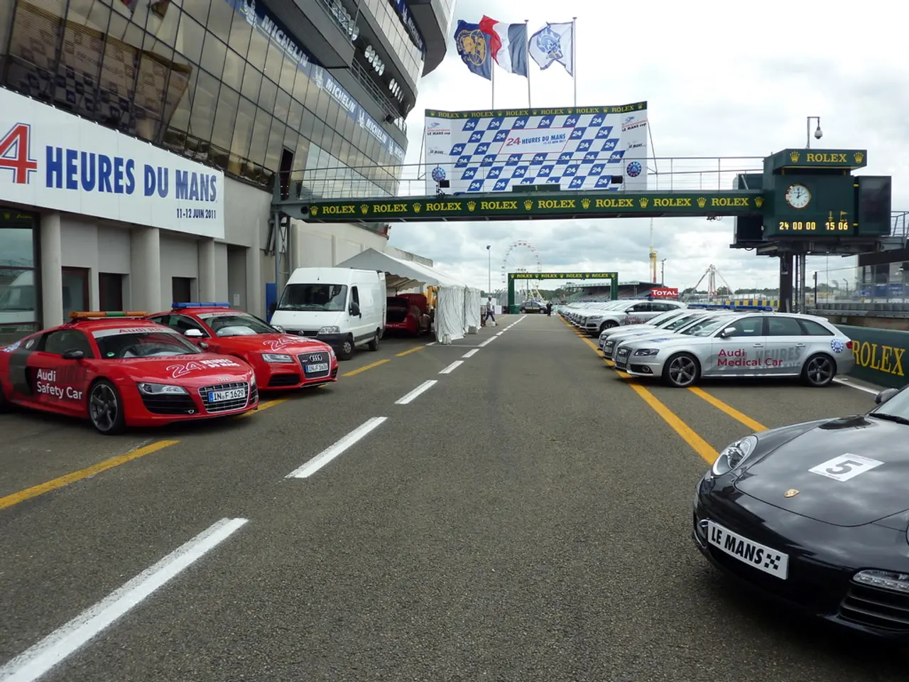 In this picture I can see there are cars and there is a building here on the right side and there...