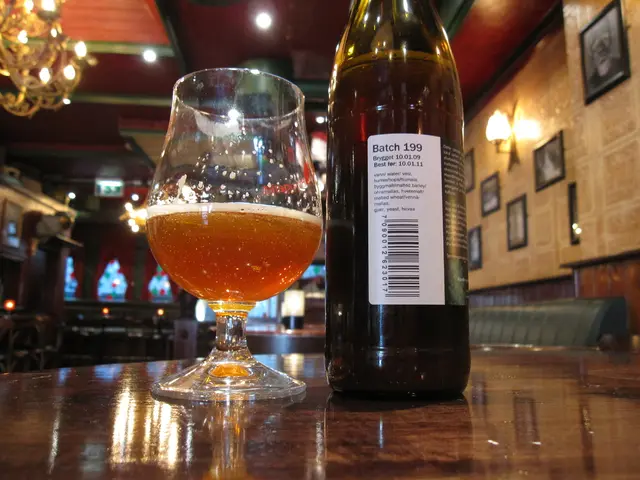 outdoorbowling game (Boulespiel) combined with a movie screening (Cinéma) and refreshments of wine...