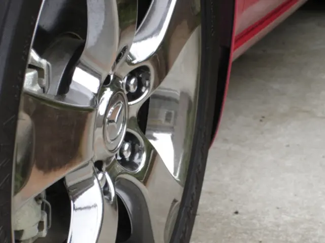 A critique of the 2024 Hyundai Santa Fe 1.6T-GDi model, highlighting its performance and features.