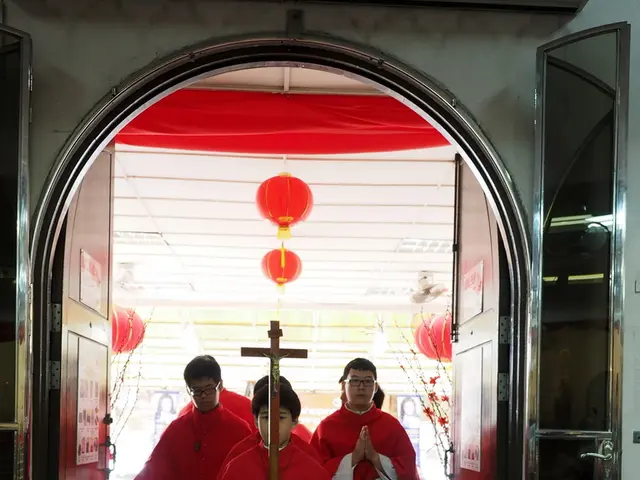 Devotees Delight - Pope Makes Appearance at St. Peter's Square