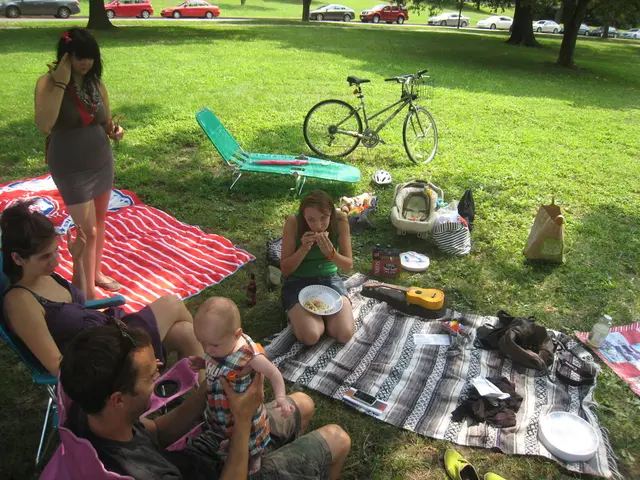 Woman from Mainz, showcasing aggression, in possession of an infant.