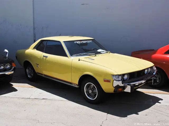 Asphalt destruction leaves windshield shattered