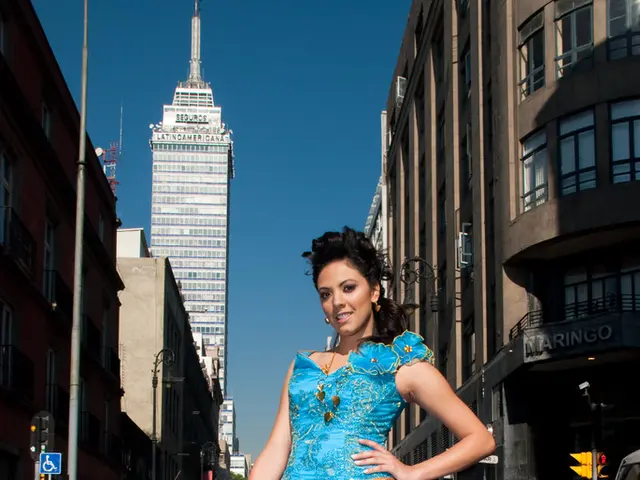 Bystander intervenes as women face insults due to xenophobia