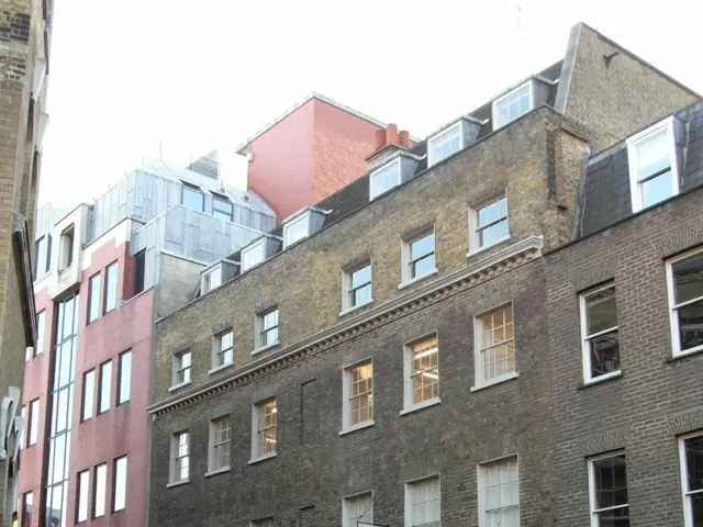 Soldiers with guns greet the arrival of Tusk and von der Leyen at Belarus' border.