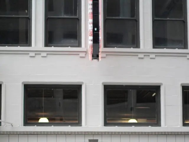 Car Parked in Fürth Suffers Damage as Perpetrator Escapes Scene