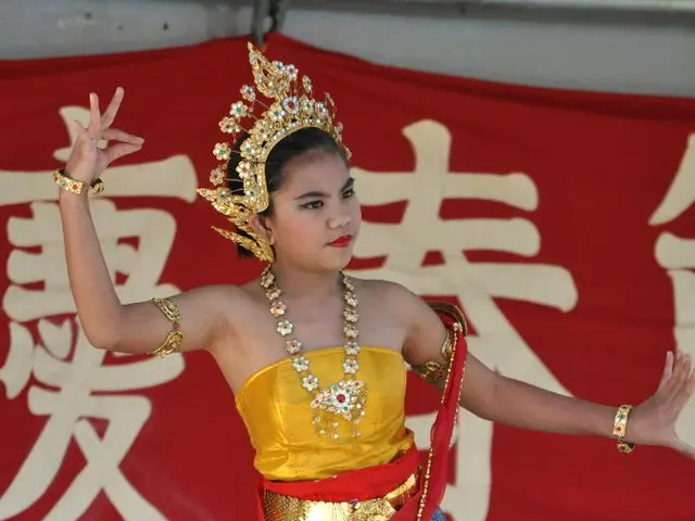 Transformation of Korean Tradition through Dance and Cafes Discussed in Forums