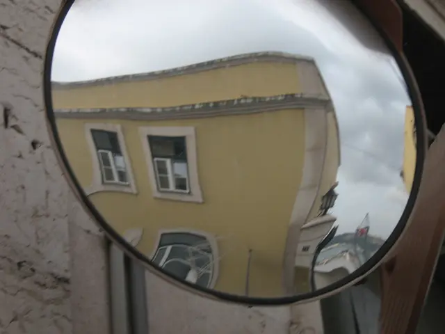 EU-POL: Damage Occurs at Boule Club Mirror