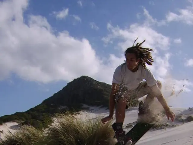 Lights Puzzle in Marfa: Origins Debated Between UFOs, Vehicles, Military or Spirits?