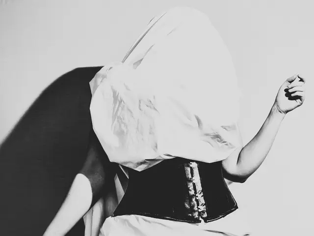 Anne Hathaway Adorns a Slinky, Backless Appearance that Could Impress even the Critical Miranda...