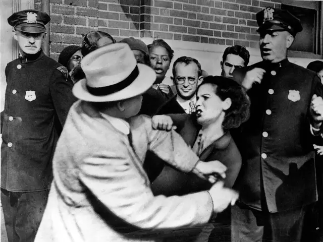 Three individuals engage in a physical altercation in Rossio, Lisbon; two of them sustain injuries.