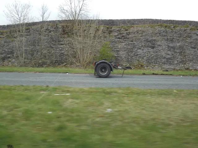 Tanker Truck Halts, Carrying 24 metric tonnes of steel