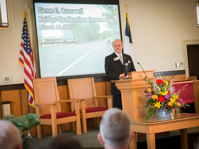 Trump acclaimed as a "talented showman" by Harald Schmidt
