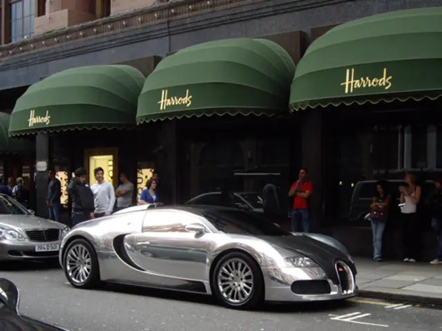 Two instances of proceeding signals for a green light.