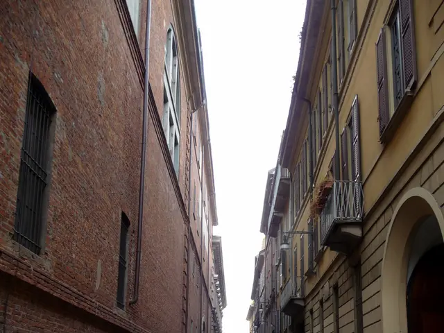 Construction of asphalt roads on Seventeen Street