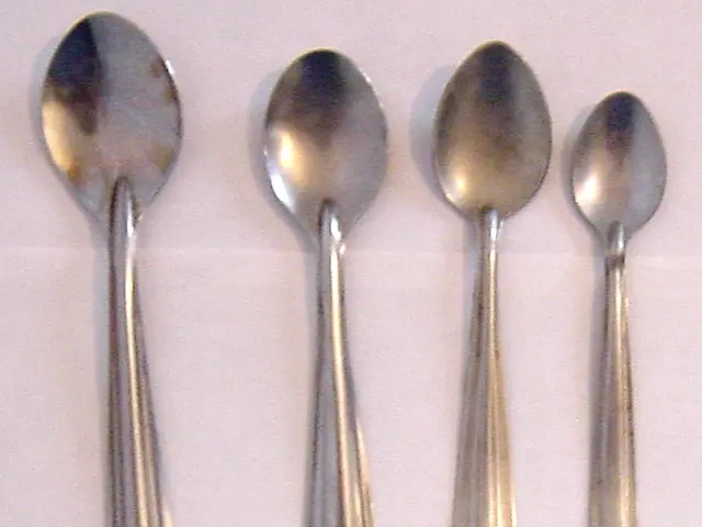 In this image there are four spoons and they are assembled by their sizes.