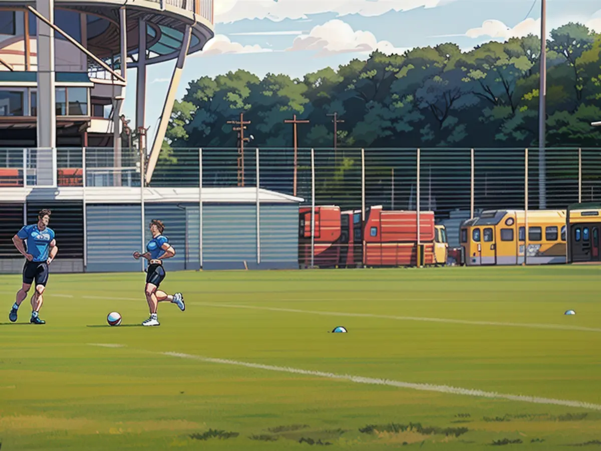 Wednesday, 11.53 am: Leverkusen star Florian Wirtz (r.) trains individually, observed by athletics coach Markus Müller