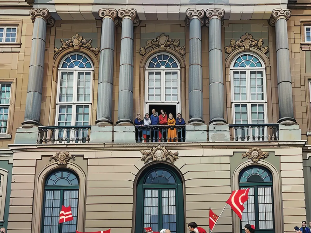 Vor dem Schloss versammelten sich hunderte Schaulustige, um den Ehrentag des Königs zu zelebrieren