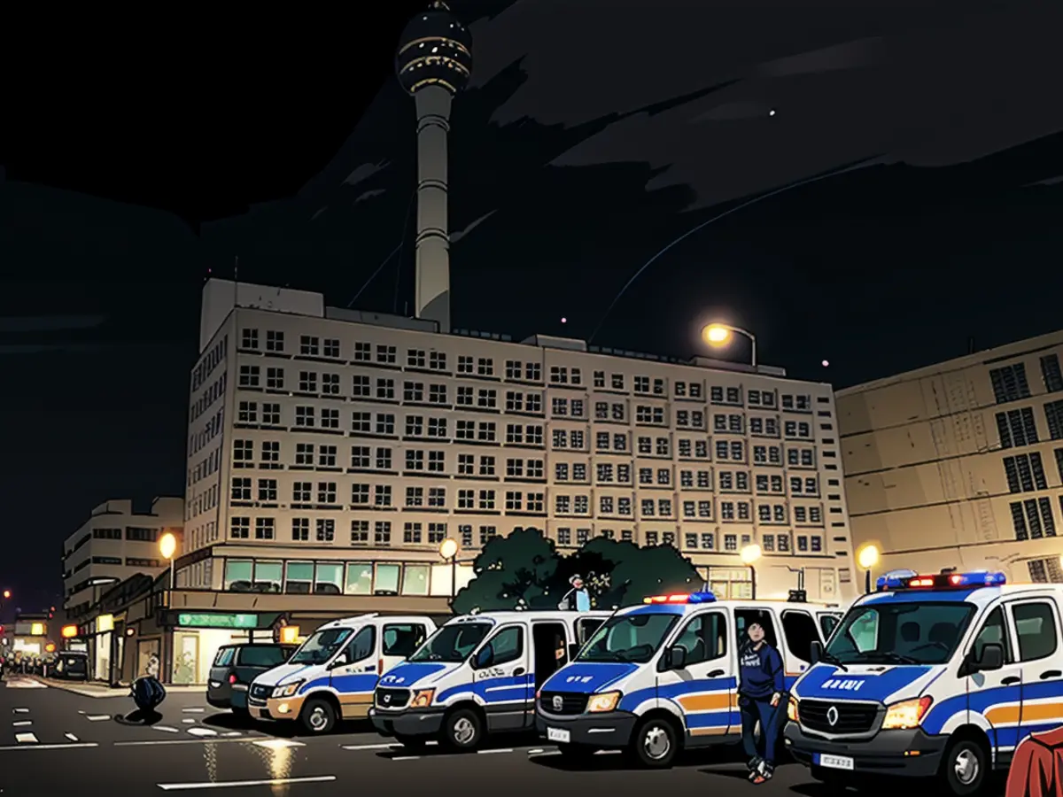 Die Polizei bei der Demo in der Nacht zu Montag