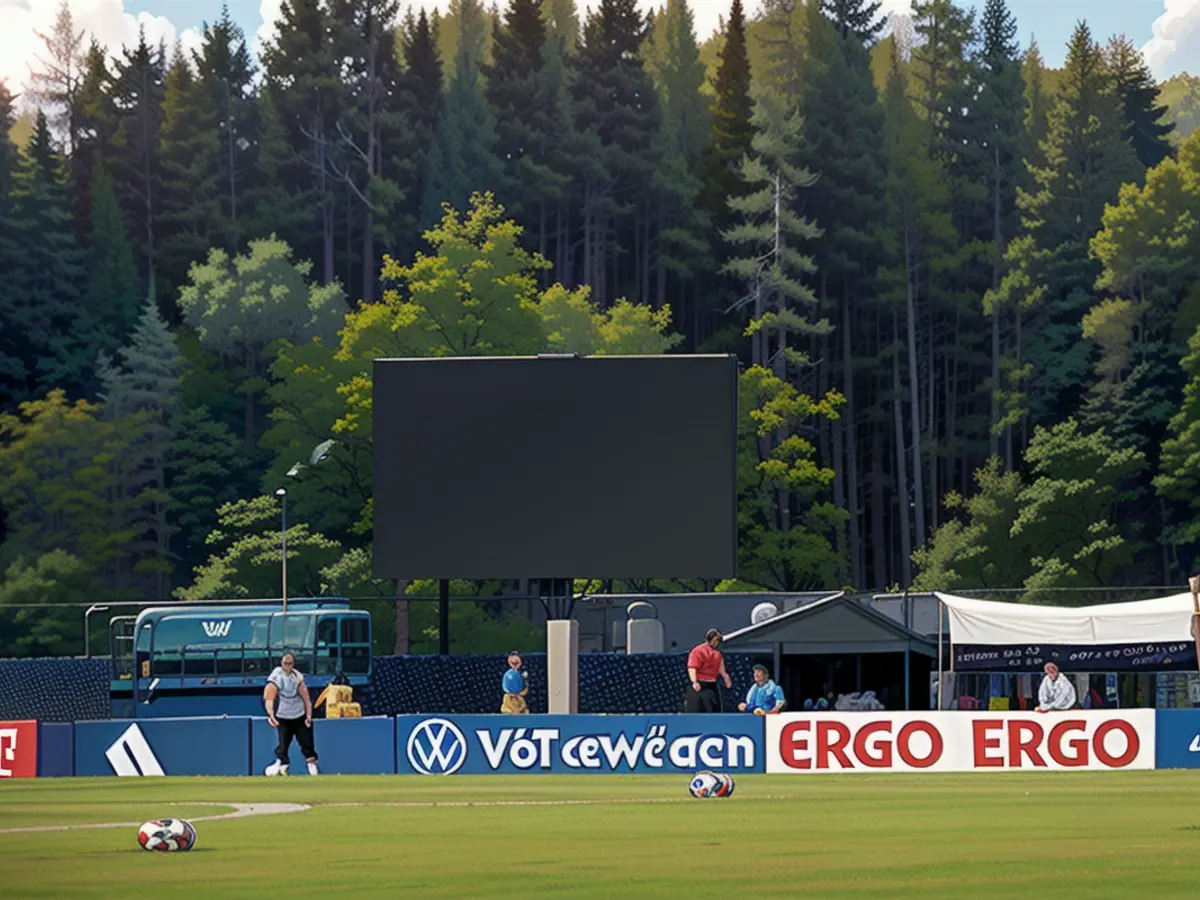 Die XXL-Videowand steht direkt am Trainingsplatz